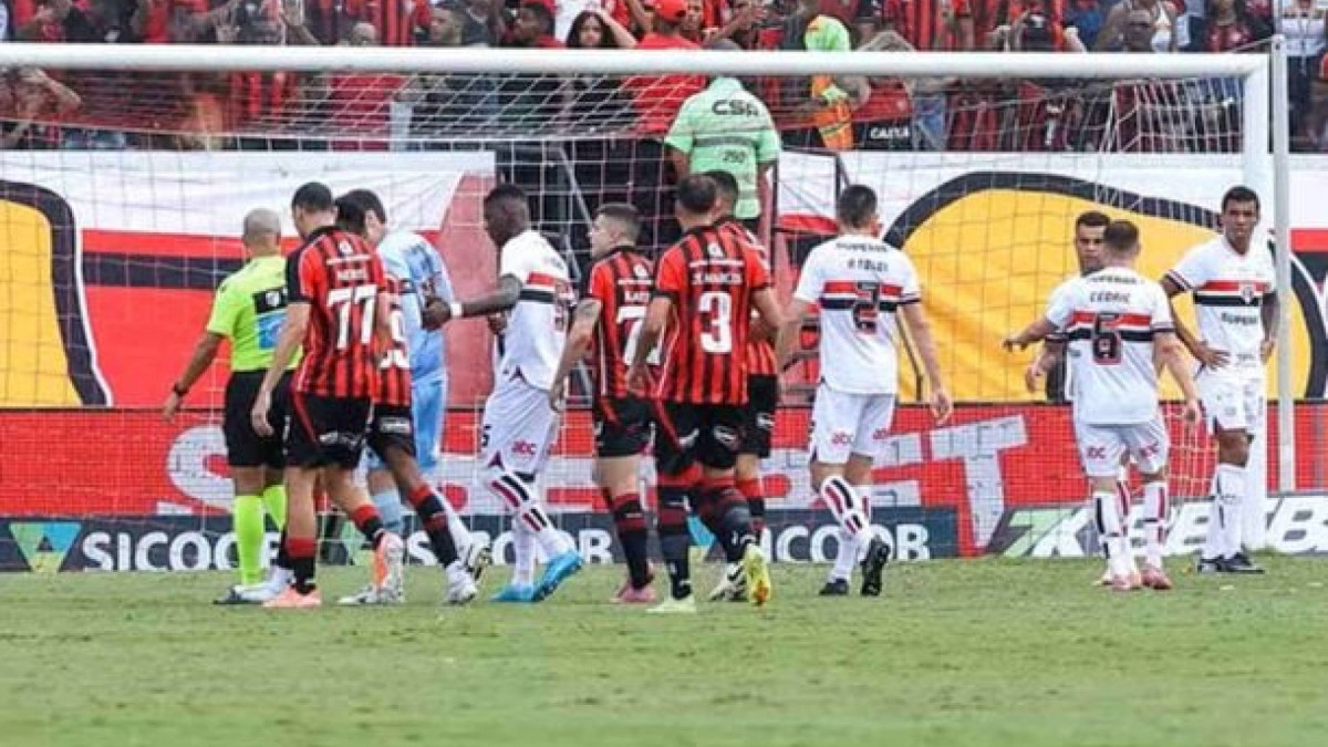 Com gol de Baralhas, Rubro-Negro superou o Tricolor e contou com resultados importantes para manter-se na elite do futebol brasileiro