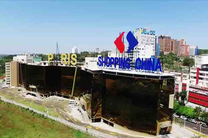 Afinal, é conhecida pelas suas lojas de importados e grandes oportunidades para compras. Além disso, abriga cerca de 50% de todas as indústrias que operam sob o regime de maquila (voltado a montagem e finalização de produtos) no Paraguai.
