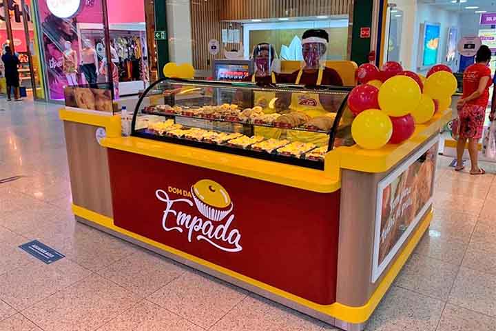 Sucesso de vendas, as empadas podem ser uma ótima opção de negócio para quem quer abrir uma casa especializada, adicionar essa delícia ao cardápio ou mesmo vender salgados para eventos. Algo que movimenta a economia e emprega pessoas. 