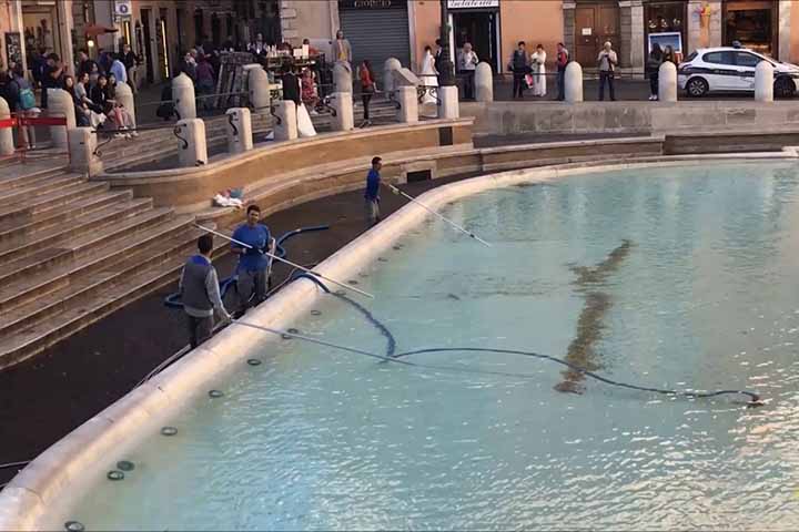 No período, a prefeitura de Roma instalou uma passarela com uma pequena fonte para que os turistas pudessem seguir praticando o rito de jogar moedas.

