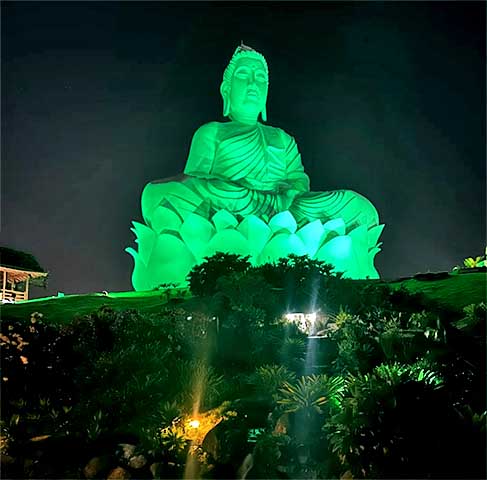 Desse modo, Ibiraçu tem uma área de 201,25 km², uma população de aproximadamente 12.591 habitantes e  está localizada a 65 km de Vitória, a capital do Espírito Santo, pela BR-101. 