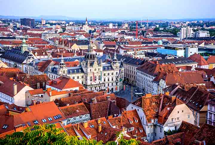 Graz - É a segunda maior cidade da Áustria e a capital do estado da Estíria. Conhecida por sua rica herança cultural e arquitetônica, o centro histórico de Graz é um Patrimônio Mundial da UNESCO.