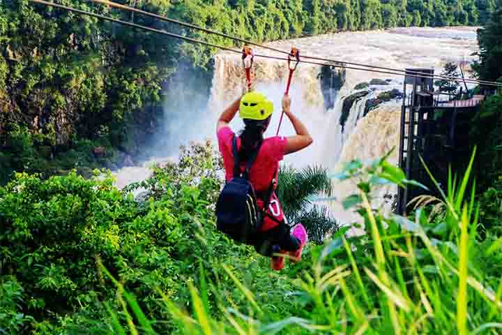 O Parque Monday, que fica a aproximadamente 10 km da Ciudad del Este, em Presidente Franco, abriga três saltos de 40 m de altura, conhecidos como quedas d’água de Saltos del Monday.