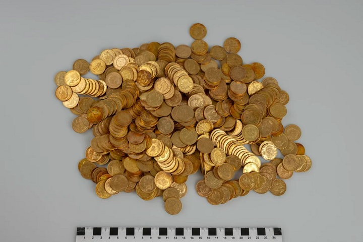 Eles encontraram uma caixa de ferro com um verdadeiro tesouro dentro: 598 moedas de ouro, com valor estimado em mais de R$ 2 milhões!