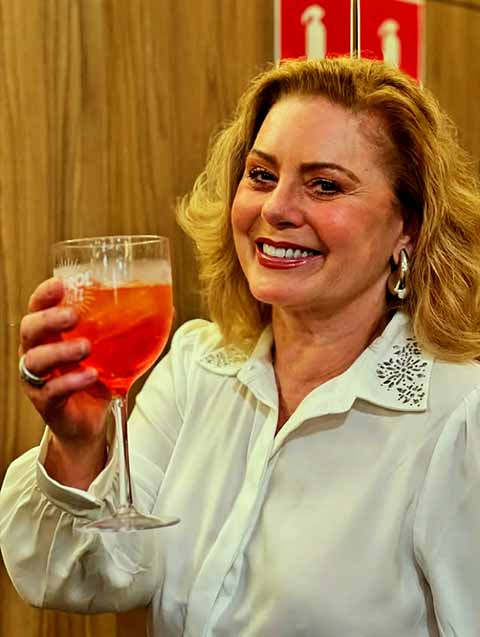 Com bom humor, Vera firmou limites claros sobre o que espera da vida amorosa:  “Gosto de um flerte, mas não passa disso. Se chegar perto e chamar para jantar, não vou”.
