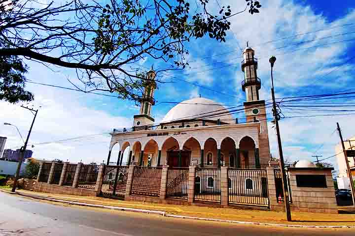 Na cidade, há a maior mesquita islâmica da América do Sul. Inaugurada em 2016, contempla arquitetura grandiosa, com duas torres de 35 metros de altura. 