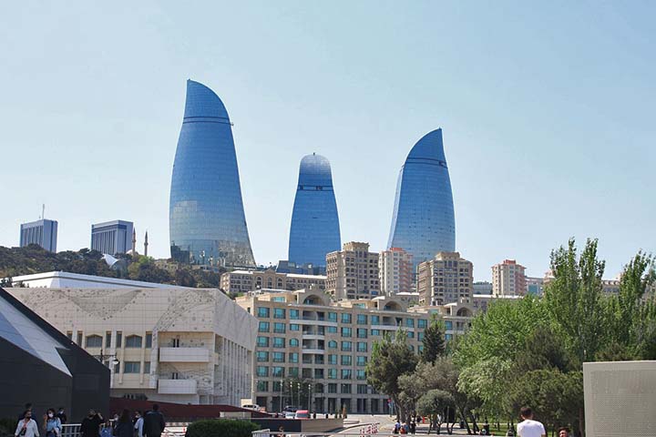 Baku, em particular, tornou-se um centro financeiro e cultural importante, com projetos arquitetônicos ambiciosos como as Torres Flame.