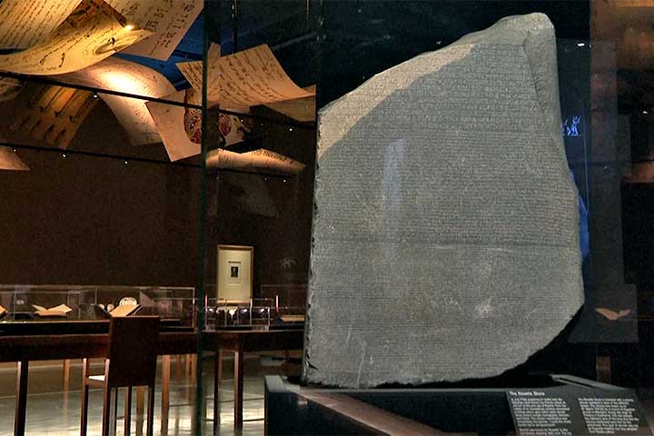 Dois nomes se destacaram nessa empreitada: o inglês Thomas Young, que identificou que os hieróglifos continham elementos fonéticos, ligados ao som das palavras, e o francês Jean-François Champollion, que, em 1822, conseguiu a chave definitiva para a leitura dos hieróglifos. 
