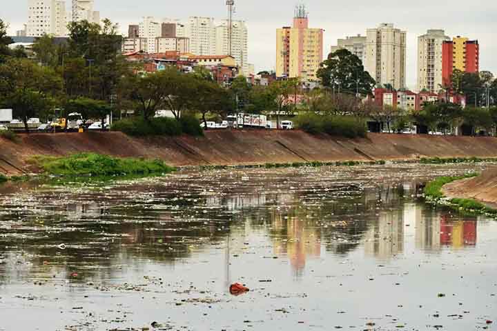 Apesar dos desafios, há décadas existem esforços para a despoluição do rio. 