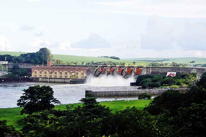 Além de sua importância histórica e ambiental, o Rio Tietê também desempenha um papel relevante na geração de energia elétrica, com diversas usinas hidrelétricas ao longo de seu curso. 