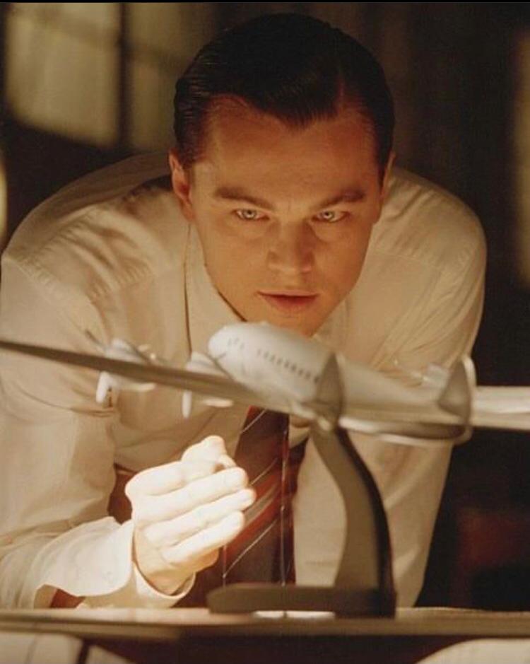 Entre os muitos filmes de sucesso de sua carreira, destaca-se “O Aviador” de 2004, em que DiCaprio interpretou o magnata Howard Hughes, pioneiro da aviação e cineasta. A atuação lhe garantiu mais uma indicação ao Oscar.
