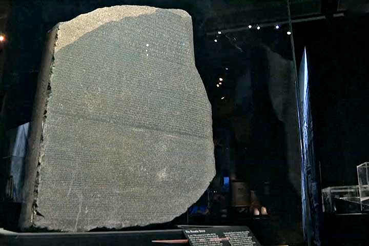 A Pedra de Roseta tornou-se um ícone cultural, frequentemente associada à ideia de “chave de tradução” ou “solução para mistérios complexos”. 
