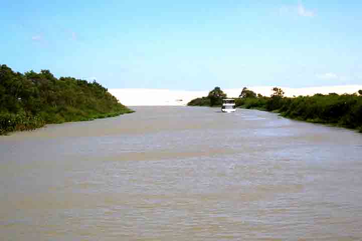 O município de Luis Correia fica a somente 12 km da cidade de Parnaíba, o que garante ao turista que quer desfrutar de suas praias a possibilidade de hospedar-se em uma cidade com melhor infraestrutura. 
