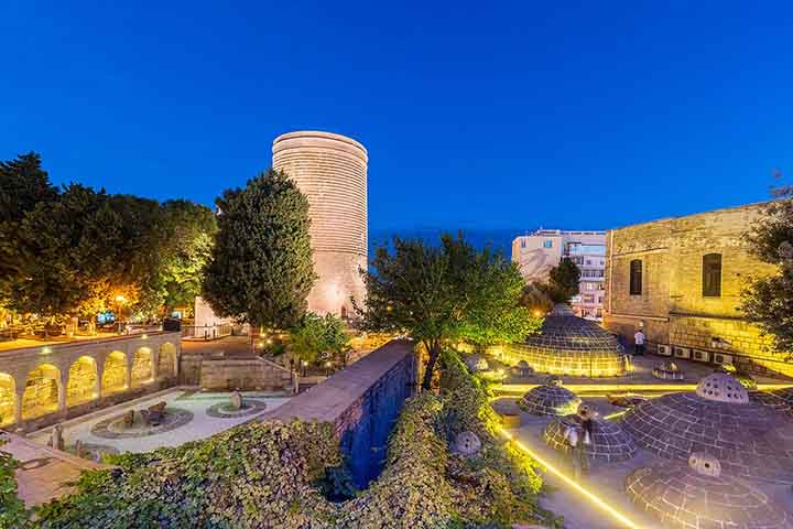 A capital e maior cidade do país é Baku — tem cerca de 2,4 milhões de habitantes —, situada às margens do mar Cáspio. 