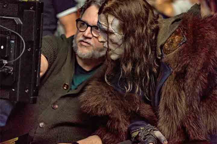 O diretor Guillermo del Toro, 61, criticou o emprego da inteligência artificial (IA) no cinema ao ser homenageado com o Vanguard Tribute por seu novo longa, Frankenstein, durante o Gotham Awards, em 1/12/2025. Ele subiu ao palco na companhia de Jacob Elordi, que interpreta a Criatura, e Oscar Isaac, que faz o papel de Victor Frankenstein.