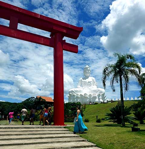 A cidade recebe visitantes com festas típicas que celebram o patrimônio local, como festivais de culinária capixaba e eventos folclóricos.