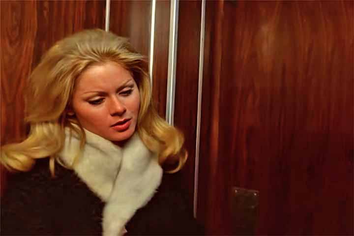 A visibilidade do concurso a projetou para o universo artístico. Vera Fischer estreou no cinema em “Sinal Vermelho — As Fêmeas”,  de 1972, no papel de Ângela.
