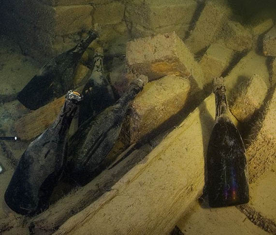  Existe a expectativa de que algumas dessas garrafas permaneçam submersas por um período de 40 anos!