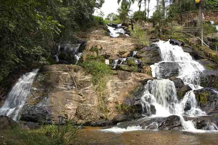 Serra Negra é considerada uma Estância Turística Hidromineral, que procura oferecer descanso e relaxamento com a proximidade da natureza e as funções terapêuticas da água mineral.