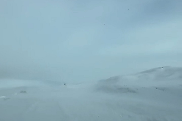 Em uma curva, o carro bateu em uma duna de neve que não dava para distinguir claramente por causa do vento branco. Tudo estava branco, não dava para distinguir o que era estrada e o que não era, explicou.