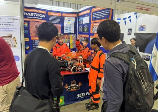 Equipe da All Might Kids explicando projeto Habtron para grupo de ouvintes