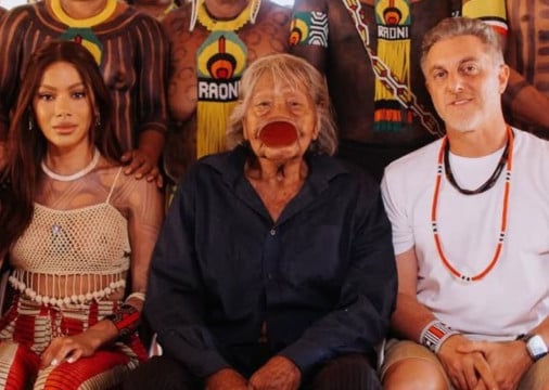 Um vídeo dos bastidores da visita de Luciano Huck e Anitta ao Xingu mostrou o apresentador pedindo que indígenas não aparecessem com celulares e evitassem 