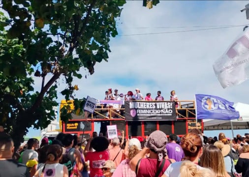 Mulheres e apoiadores de movimentos sociais ocuparam ruas de várias capitais brasileiras neste domingo, 7