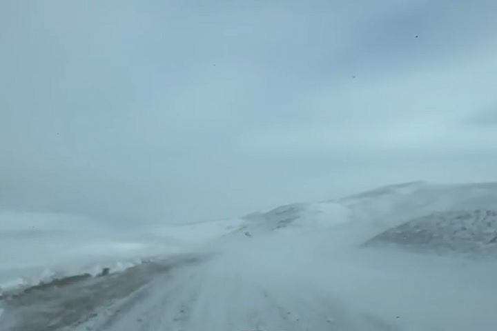 Em pânico, o brasileiro decidiu caminhar no vazio da neve na tentativa de encontrar alguém que pudesse ajudá-lo.