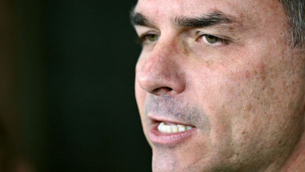 O senador brasileiro e filho do ex-presidente Jair Bolsonaro, Flávio Bolsonaro, conversa com a imprensa após participar de um culto evangélico em Brasília, em 7 de dezembro de 2025. Flávio Bolsonaro foi indicado por seu pai como candidato à presidência nas eleições de outubro de 2026. (Foto de Evaristo Sa / AFP)