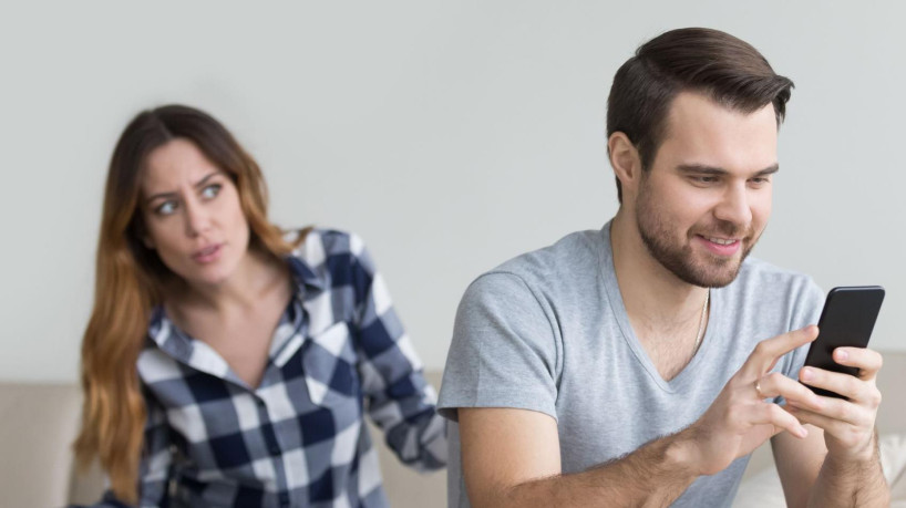 'Phubbing' é o ato de involuntariamente ignorar alguém em favor do celular 