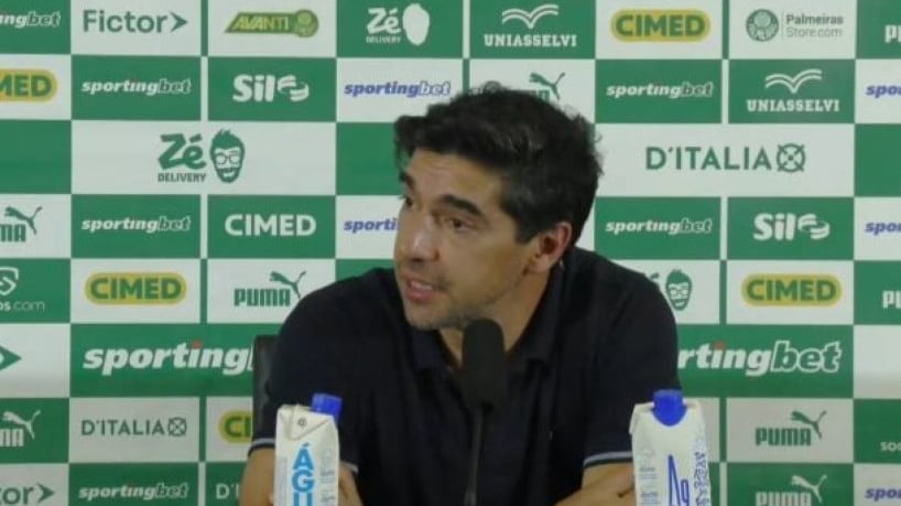 Treinador também mostrou incômodo com publicações que tratam de seu salário e premiações 