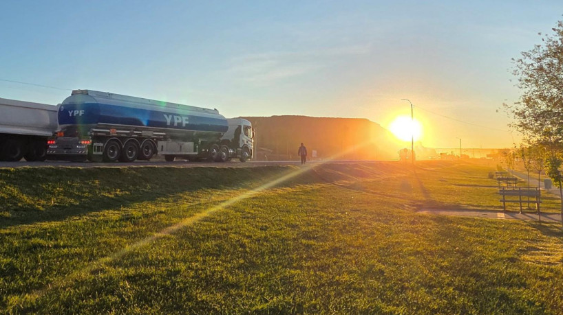 Na parte de baixo da foto, a estrada e a borracharia 'El Pampita', rodeada de árvores. Em cima, o planalto, onde está sendo construída a nova Añelo. 