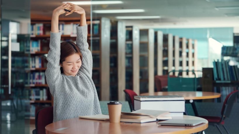 5 dicas de alongamento para fazer nos intervalos dos estudos para o Enem 