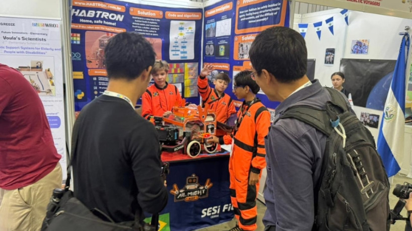 Equipe da All Might Kids explicando projeto Habtron para grupo de ouvintes 