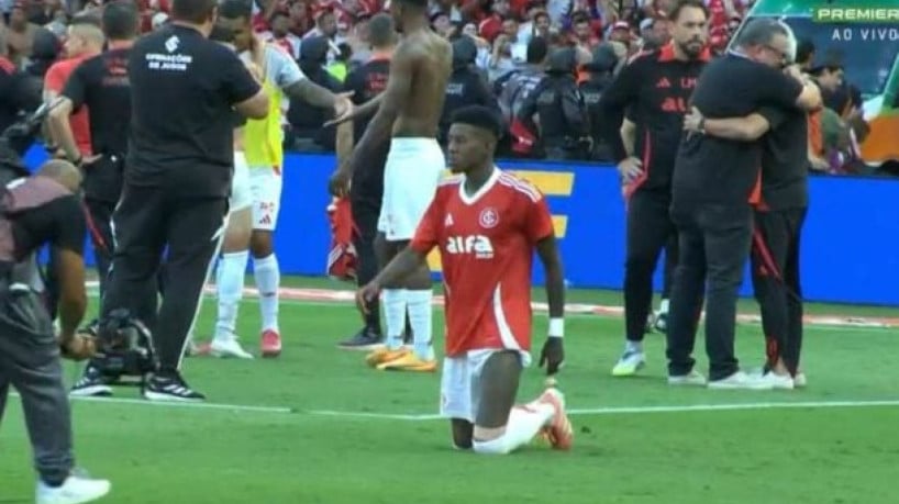Após permanência na Série A, zagueiro Vitão atravessou gramado do Beira-Rio de joelhos, mas evitou falar sobre sequência no Inter 