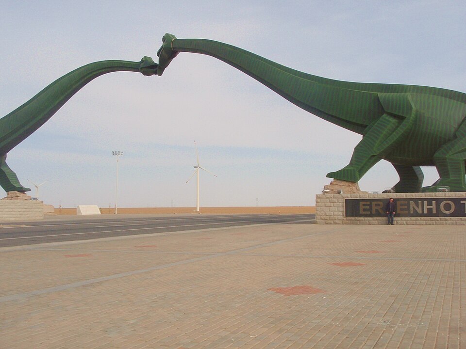 A escultura de beijo dos dinossauros simboliza amizade entre os países e reverência aos animais pré-históricos da região. 
A obra tem 34 metros de altura e 90 metros de comprimento. Os dinossauros atravessam a estrada como um grande arco, visível de longe por quem viaja de carro.