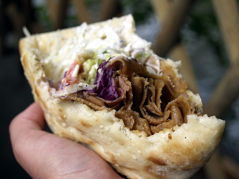 9º lugar – Shawarma (Líbano). Finas lâminas de carne assada em espeto vertical, servidas em pão com tahine, vegetais e picles, amplamente difundidas pelo mund