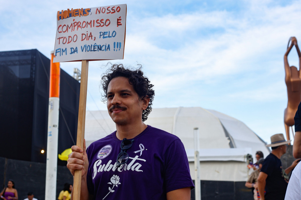 Leonardo Ribeiro, arquiteto e urbanista protesta contra feminicídios em Fortaleza no domingo, 7, na Praia de Iracema(Foto: DANIEL GALBER/ESPECIAL PARA O POVO)