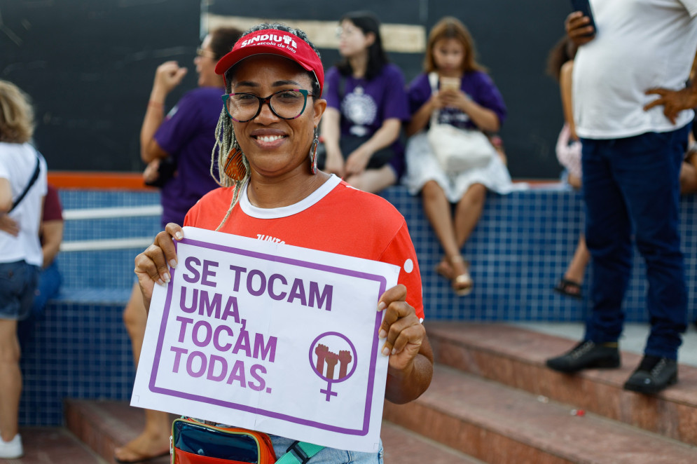 Carolina Junqueira, professora do Município de Fortaleza e integrante da Diretoria do SINDIUTE criticou a falta legislação específica para combater violência contra a mulher nas escolas(Foto: DANIEL GALBER/ESPECIAL PARA O POVO)