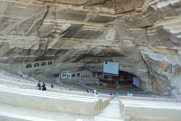 AlÃ©m das atividades de reciclagem, Manshiyat Naser tambÃ©m abriga uma das atraÃ§Ãµes turÃ­sticas mais singulares do Egito: a Igreja Suspensa de Mokattam, ou Igreja de SÃ£o SimÃ£o, que foi escavada diretamente na rocha das colinas locais.