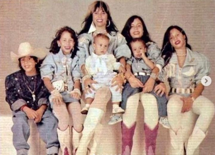 Sarah Sheeva (nascida Riroca), Zabelê, Nãna Shara, Pedro Baby, Krishna Baby e Kriptus - Todos de Baby do Brasil e Pepeu Gomes. Riroca quis mudar o nome e foi permitido porque a lei dá direito de troca quando o nome pode ser a alvo de forte constrangimento. Ela  assumiu a identidade de Sarah Sheeva. 