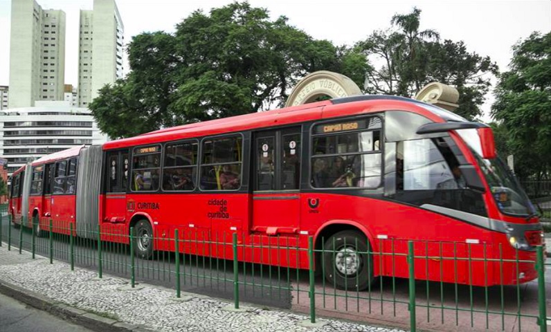 Em Curitiba, no Brasil, o sistema de ônibus BRT (Bus Rapid Transit) foi pioneiro e inspirou projetos em outras cidades globais. 
