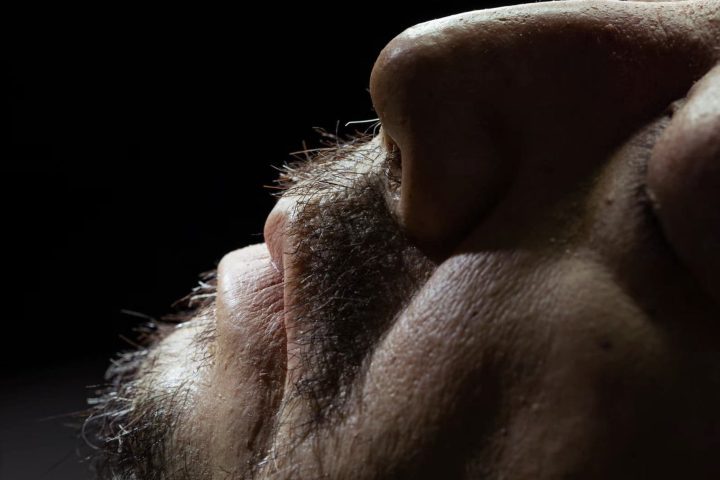 Ele utiliza Modelos de Linguagem de Grande Escala (LLMs) e Modelos de Linguagem e Visão (VLMs) para aprender e se adaptar em tempo real.