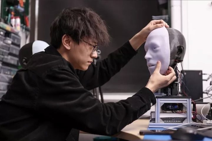 Além de desenvolver e promover novas tecnologias, ele é conhecido por publicar conteúdos científicos nas redes sociais.