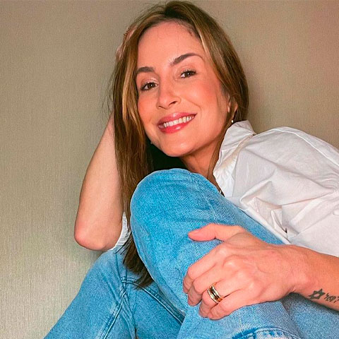 Claudia Leitte — Em entrevista à Rádio Transamérica, a cantora comparou brasileiros e norte-americanos, dizendo que o povo do Brasil é “mal educado”. Ela afirmou que, em um furacão nos EUA, todos agiam com calma, mas que no Brasil “um passaria por cima do outro, porque a gente não tem instrução”.
