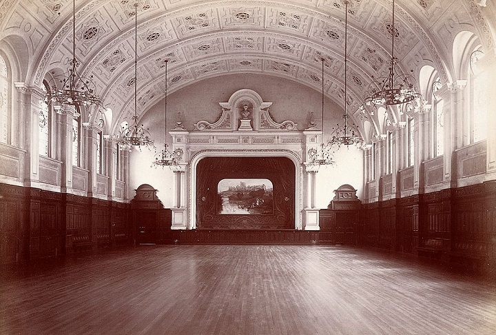 Mais impressionante ainda é o fato de que a capela ficava dentro do hospital psiquiátrico Claybury Hospital, que funcionou de 1893 a 1997.