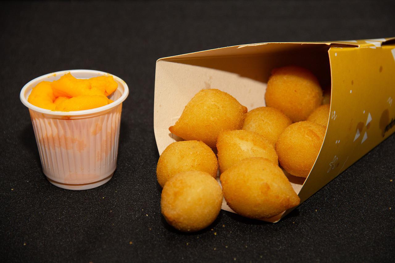 Seu sabor e textura a transformaram em um ícone da comida de rua brasileira, embora o preparo frito e o teor calórico não sejam aliados da saúde. 
