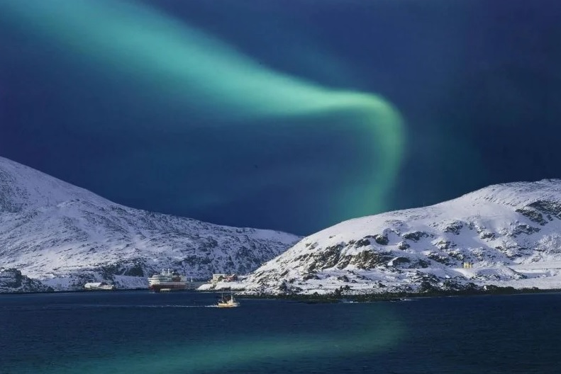 As expedições da Hurtigruten no Mar do Norte anunciaram até a presença do astrônomo Tom Kerss, para ajudar os viajantes a entender mais da aurora boreal.