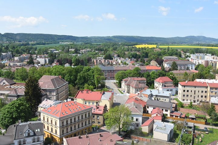 Podkrkonoší é composta por pequenas cidades e vilarejos históricos, como Jičín, Dvůr Králové nad Labem, Nová Paka e Hostinné.