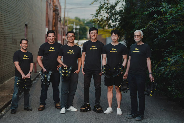 A inteligência artificial embarcada aprende o modo de andar de cada pessoa, garantindo equilíbrio e segurança mesmo em curvas e subidas leves.
O sistema reconhece até quando o usuário sobe escadas ou para totalmente, travando as rodas de forma instantânea.